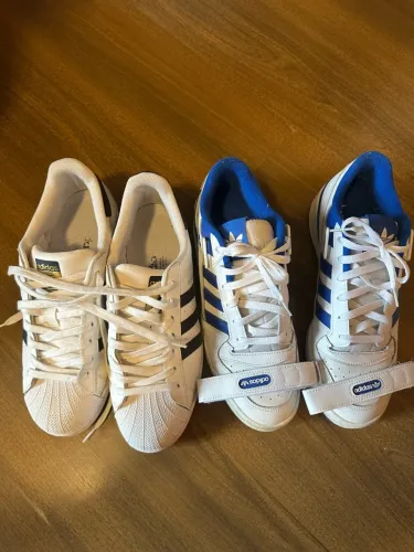 2 pares de tênis adidas.