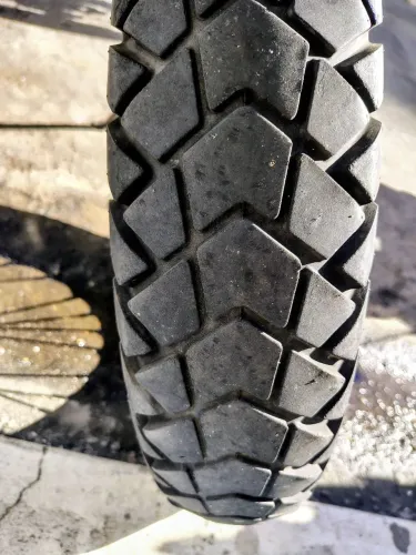 Pneu traseiro Lander e XRE largo.