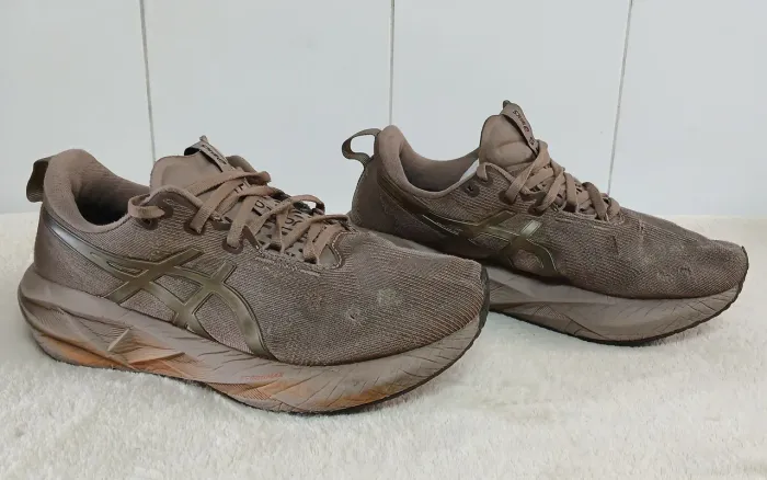 Tênis Asics Novablast 5 Luxe Marrom Tamanho 39<br>