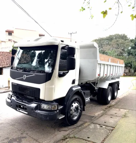 Volvo VM270 ano 2013, 6x4, com caçamba Facchini de 10 ? e mecânica revisada, em SP