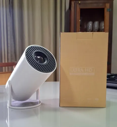 Projetor Ultra HD HDR Novo, com Controle Remoto e Bluetooth