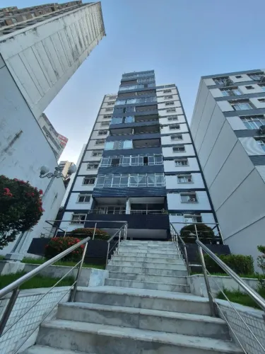 Apartamento na Graça, 3 quartos com dependência.