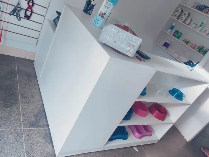 Balcão expositor branco com nichos laterais