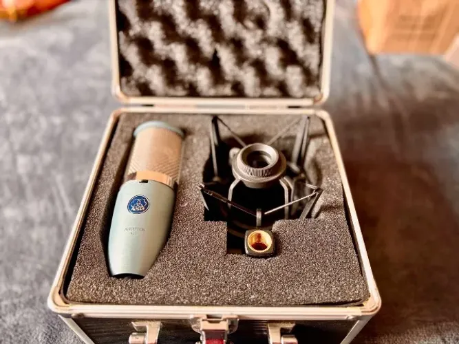 Microfone AKG P420 + case e shock mount
