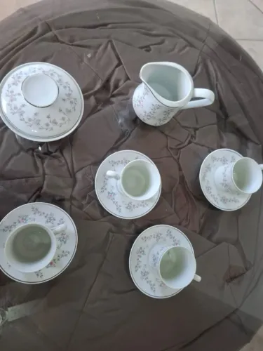 Jogo cafezinho *Real .4 xícaras, pratos, bule e açucareiro.