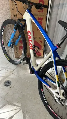 Bicicleta Caloi Elite Carbon Team T:19 Mountain Bike Aro 29 Top demais