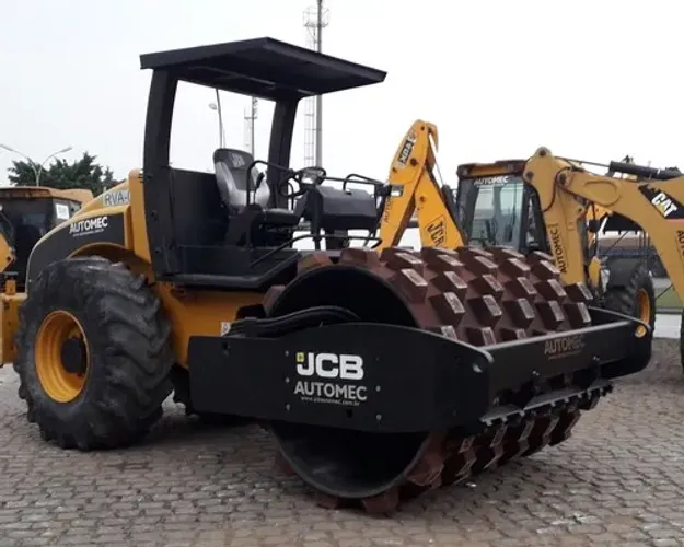 Rolo compactador Jcb vm115 ano 2010 liso com kit pé de carneiro n caterpillar hamm