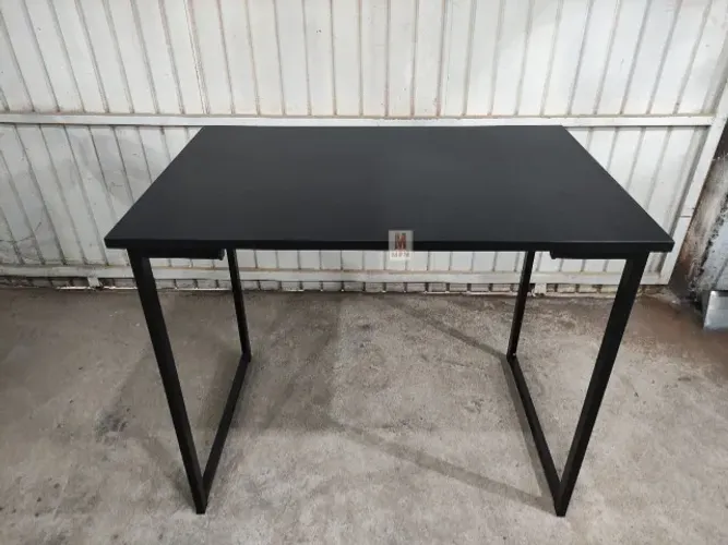 Mesa Escrivaninha pequena em aço Preto