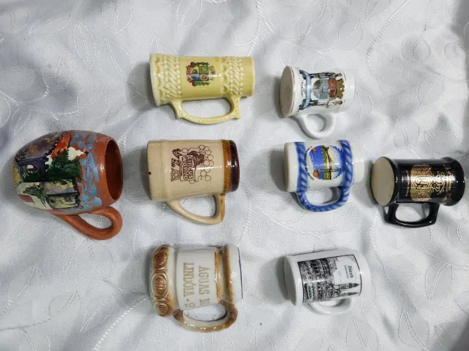 Canecas em porcelana para colecao