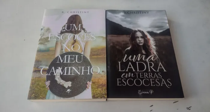 Livros da R. Christiny - Um Escocês No Meu Caminho e Uma Ladra em Terras Escocesas