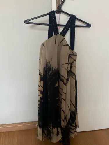 Vestido estampado com detalhes em pedrarias