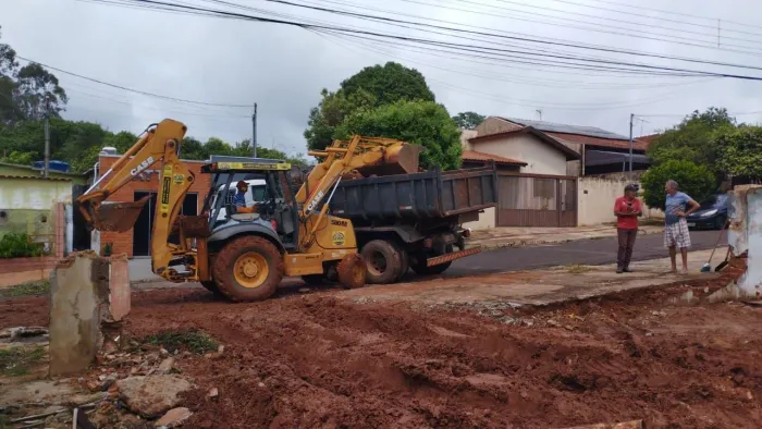 Limpeza de terreno demolição aterro areia pedra