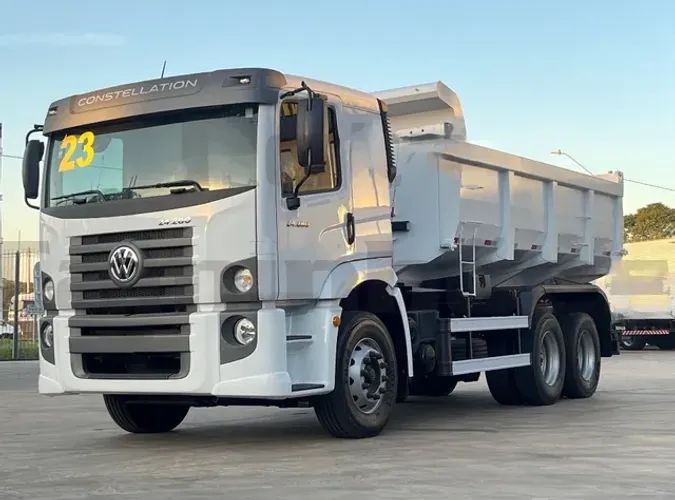 VW 24.280 ano 2023, 6x2, com caçamba Facchini de 12 ?, em SP
