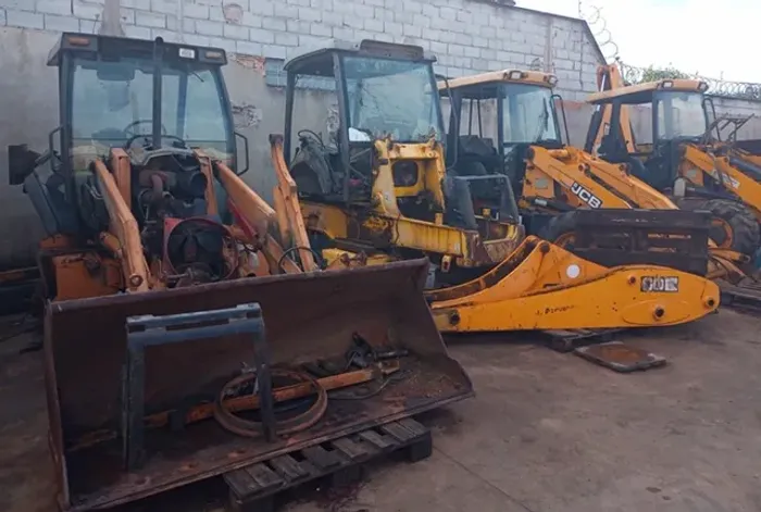 Máquinas no pátio pare retirada de peças para venda 580M / B90B / Fiatallis FB80 e LB 90 /