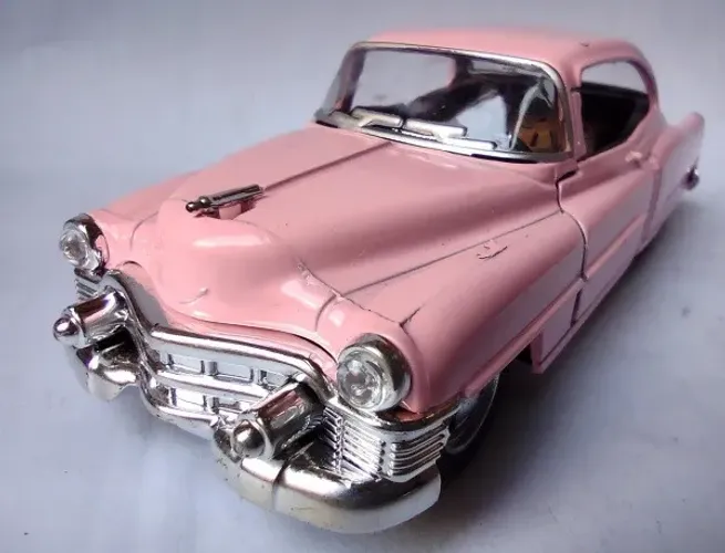 Miniatura Cadillac Serie 62 Coupe 1953 1/32 Rosa