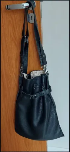 Bolsa de Ombro ou Costas em Couro Legítimo (Duas Bolsas em Uma)