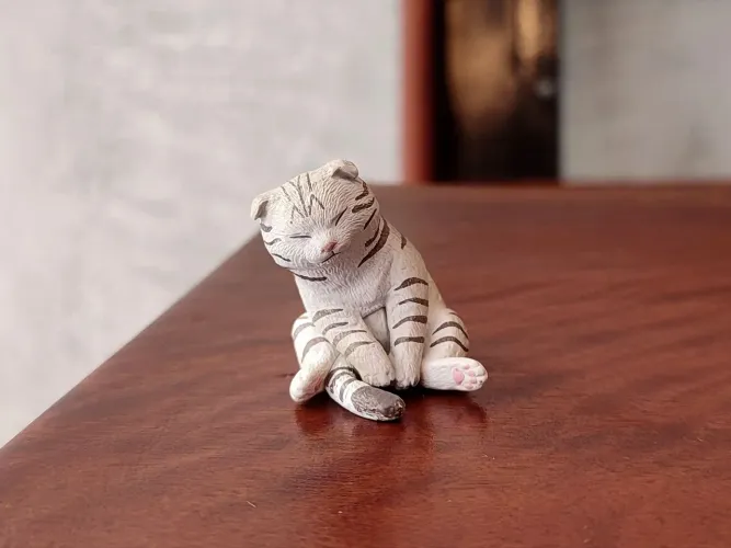 Gato Escala 1:12 Dollhouse Miniatura Cat Gatinho Listrado Dormindo