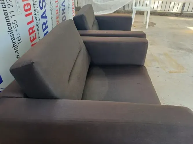 Poltronas em Tecido Preto. 