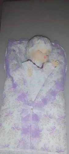 Boneca no saco para dormir