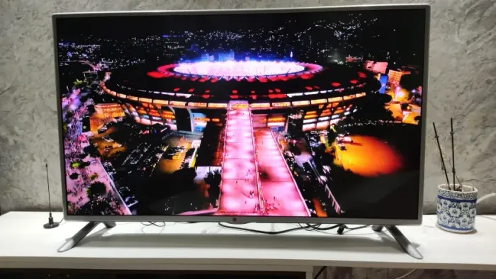 TV 42 SMART LG em perfeito estado, com imagem impecável.