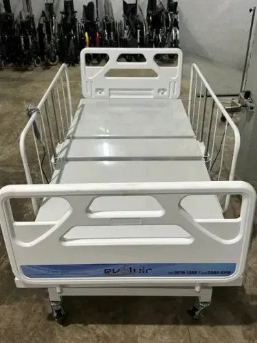 Cama hospitalar motorizada com elevação de altura