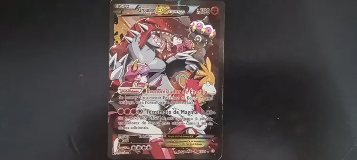 Carta Pokémon Groudon EX da Equipe Magma (015/34) + Baralho Pokémon.