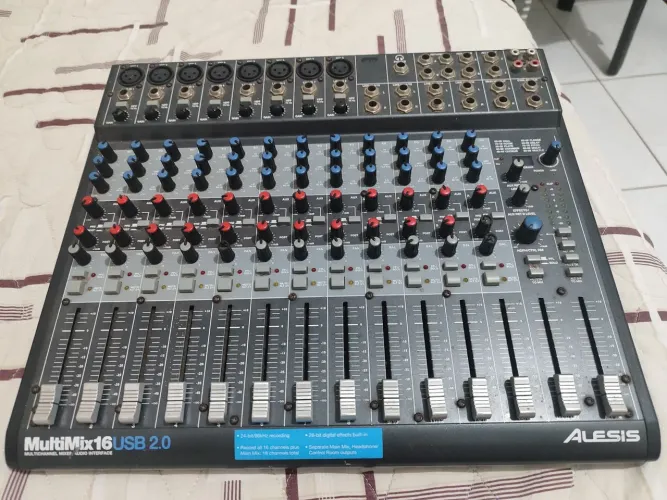 Mesa de Som Alesis MultiMix 16 USB 2.0