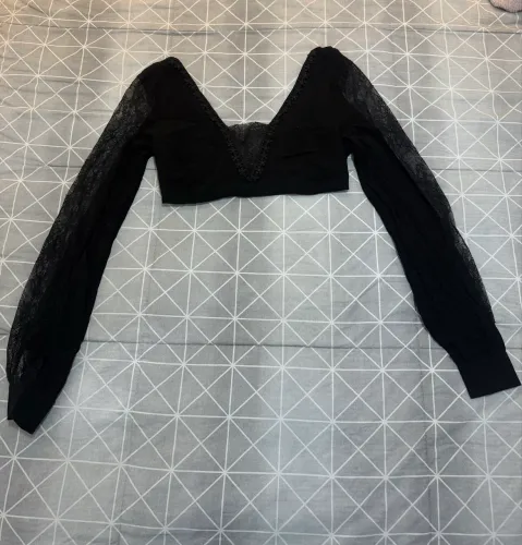 Cropped preto em tecido e renda no busto e na manga tamanho P novo 