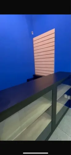Balcão para loja com prateleiras e painel