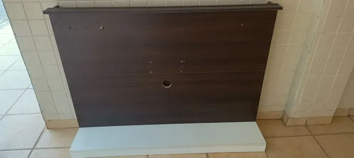 Painel para TV Marrom e Branco