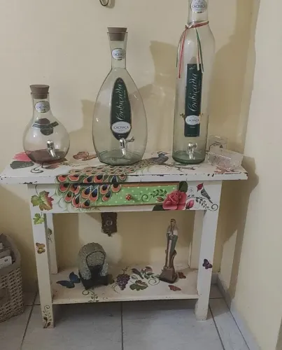 Mesa pintada a mão,  madeira de demolição.