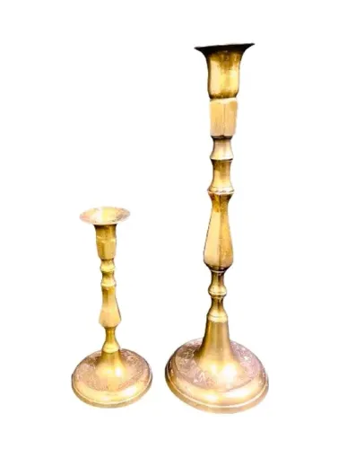 Antigo Par De Castiçais Bronze Indiano Ricamente Cinzelado por folhagens e corpo facetado