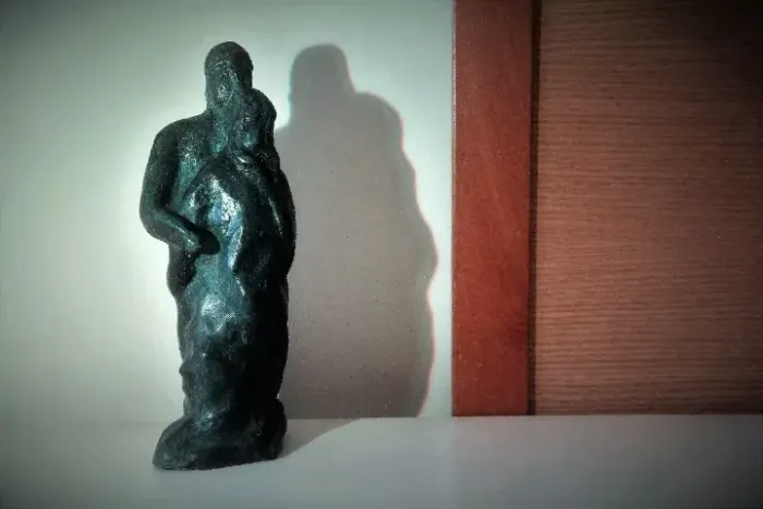 OBRA DO ANO APROXIMADO DE 1970 - DIMENSÕES: ALTURA TOTAL DE 25CM COM LARGURA MÁXIMA DE 9CM
