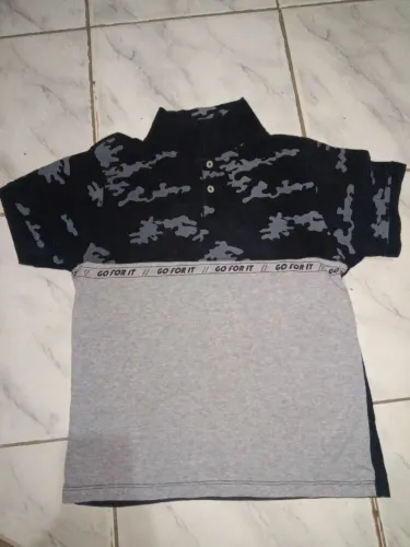 Camiseta Polo Infantil Camuflada com Detalhe