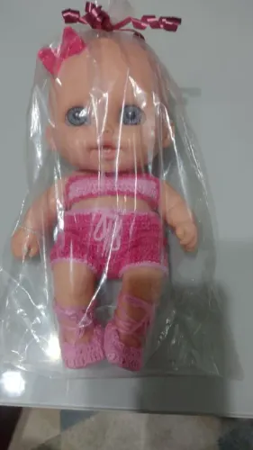 Boneca de bebê com roupa de crochê