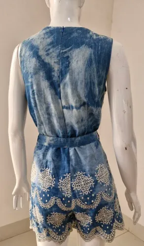 Macacão Jeans com Detalhes em Renda