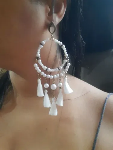 brinco bolinhas brancas