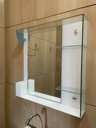 Espelho de banheiro com prateleiras e design moderno