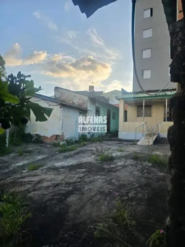 Excelente Oportunidade: Lote com Construção Antiga de 360m² - Localização Privilegiada do 