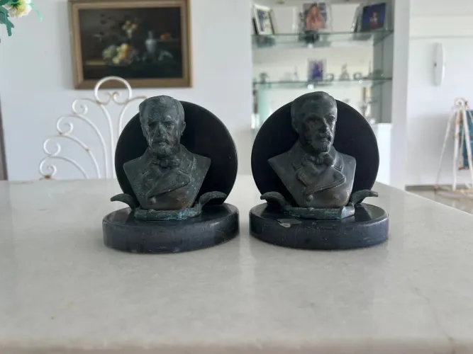 Par de Porta-Livros de Bronze com Bustos Louis Pasteur