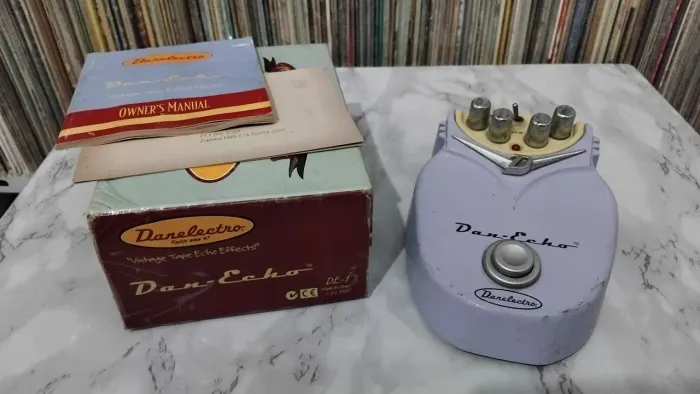 Pedal Danelectro 'Dan Echo' p/ Guitarra