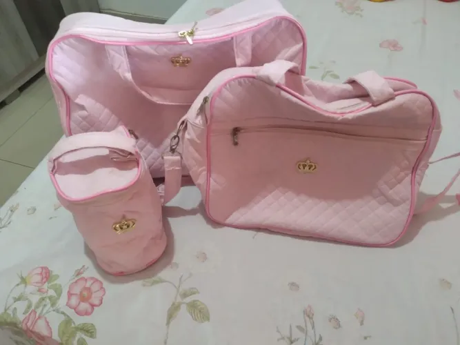 Kit de bolsas maternidade rosa com detalhes em dourado