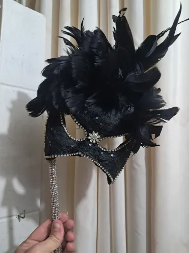 Máscara de Carnaval com Penas e Strass
