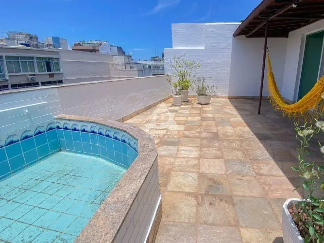 Cobertura linear em Copacabana, com piscina e churrasqueira!