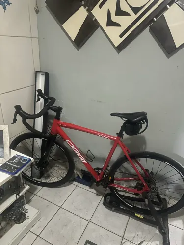 Bicicleta Oggi Speed Velloce Disc R700 tamanho do quadro 56 com grupo shimano Claris 