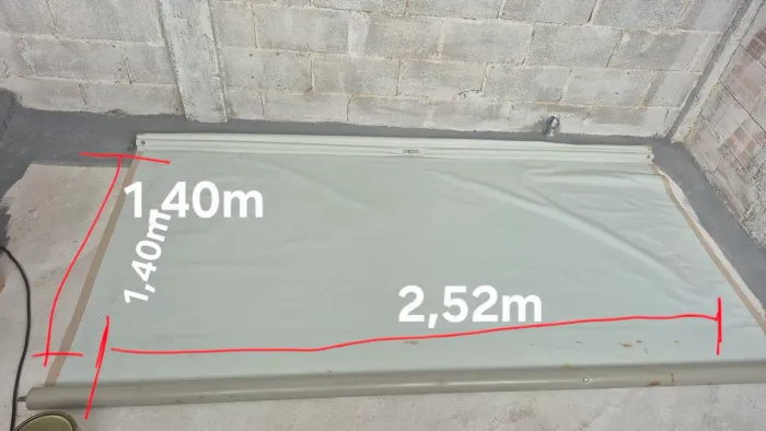 Toldo retrátil com mecanismo e manivela