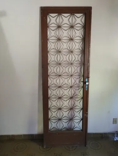 Porta de ferro nova completa 0,70x2,10. Valor 350,00. Reais. Só em dinheiro.