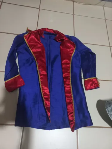 Casaco Azul com Detalhes Vermelhos