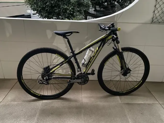 Bicicleta Caloi Explorer Comp - Aro 29 - 27v - Freio a Disco Hidráulico - Pouco Uso
