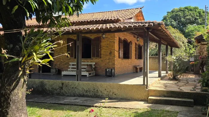 Sitio amplo, arborizado e pronto para morar, troco